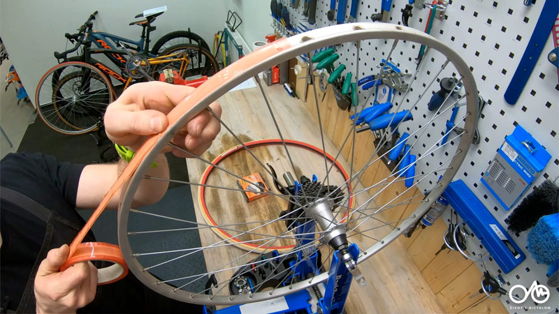 Lepenie obojstrannej pásky na cestný ráfik kolesa bicykla