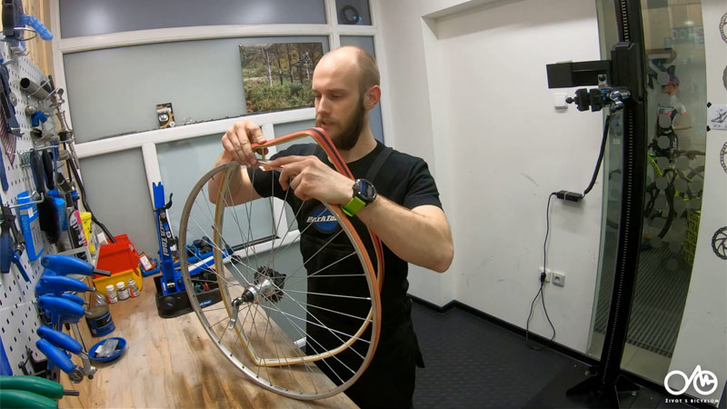 Montáž galusky na cestný ráfik kolesa bicykla